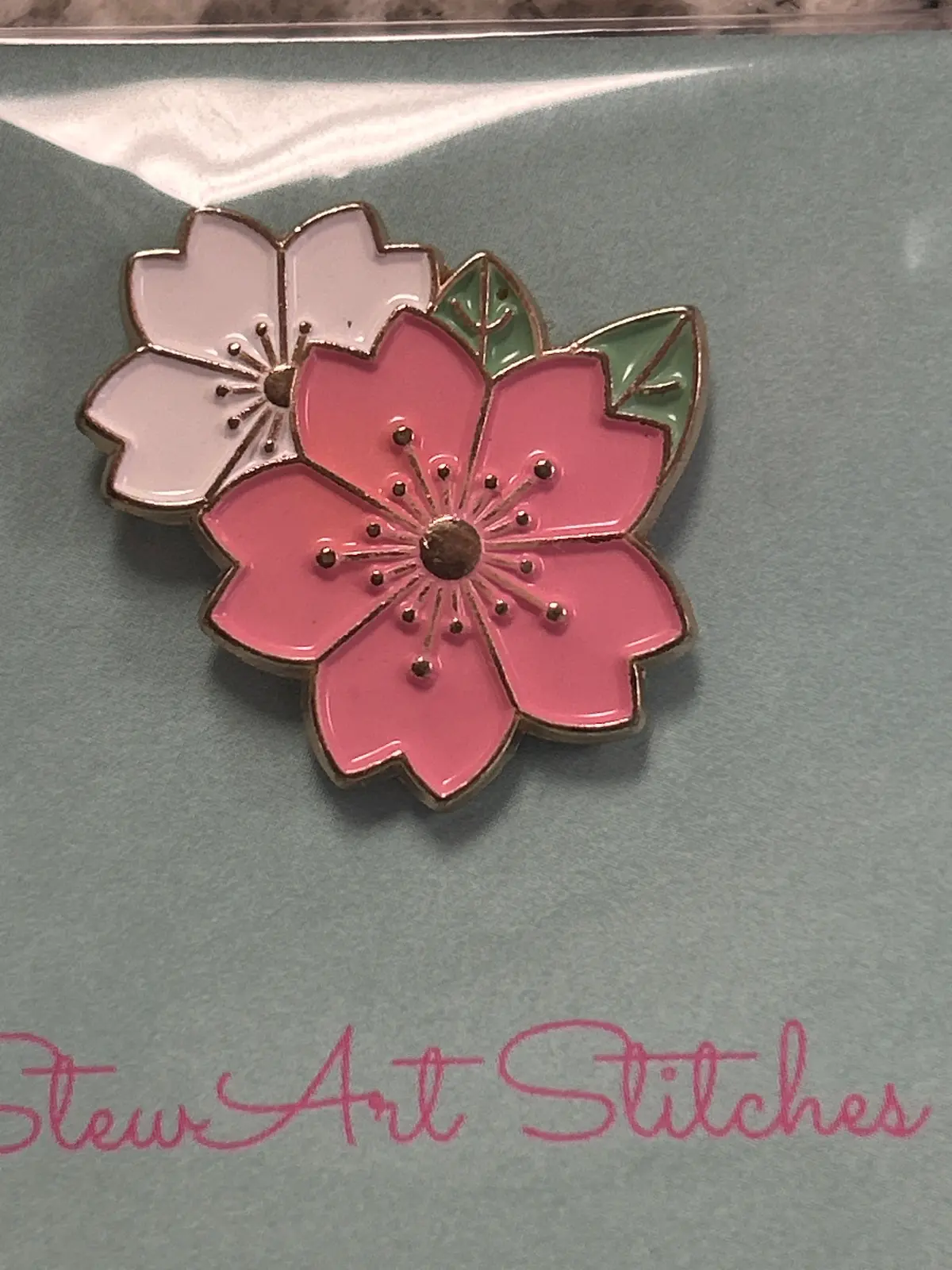 Small White & Pink Flowers Needle Minder 1