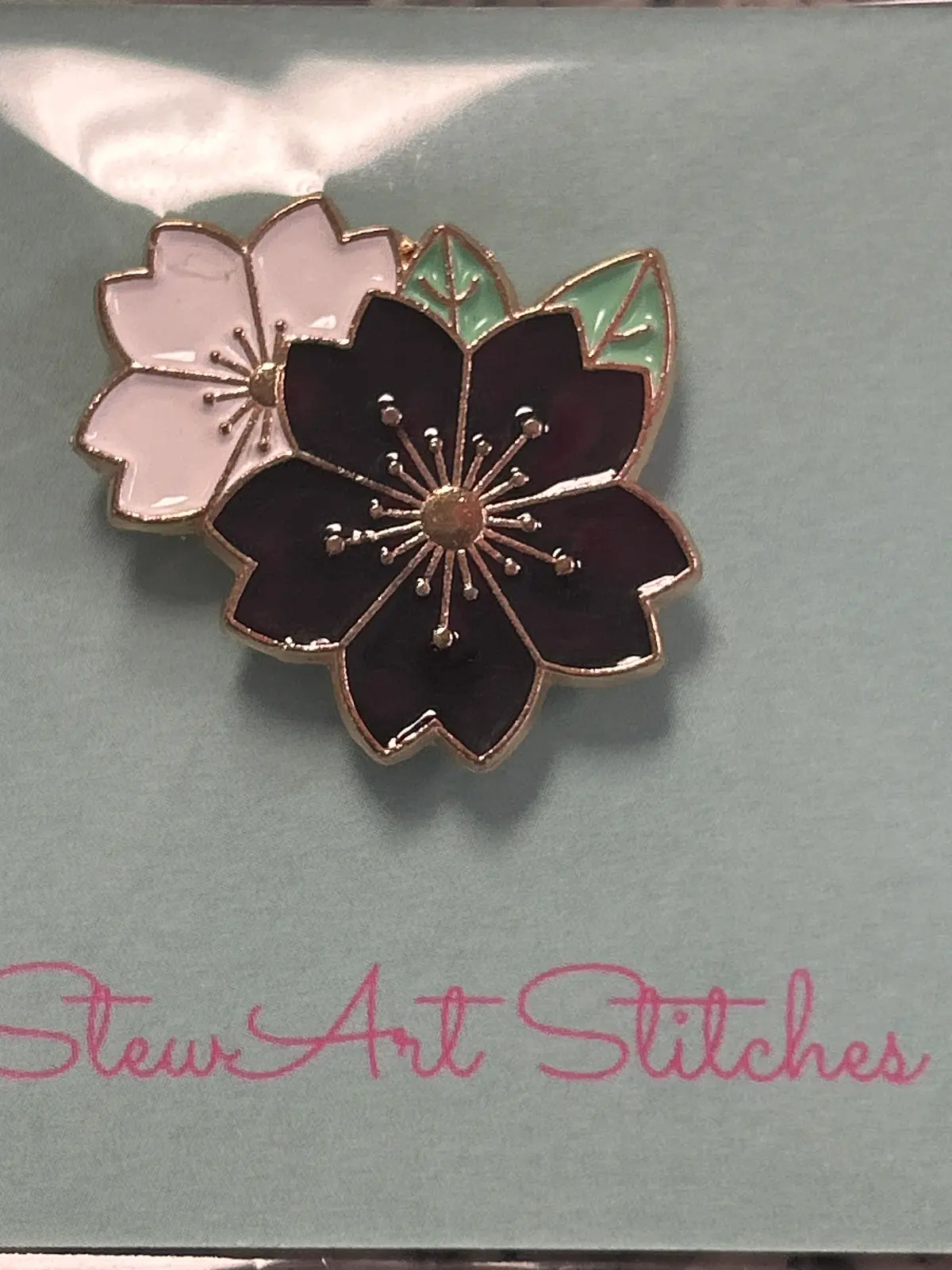 Small White & Black Flowers Needle Minder 1