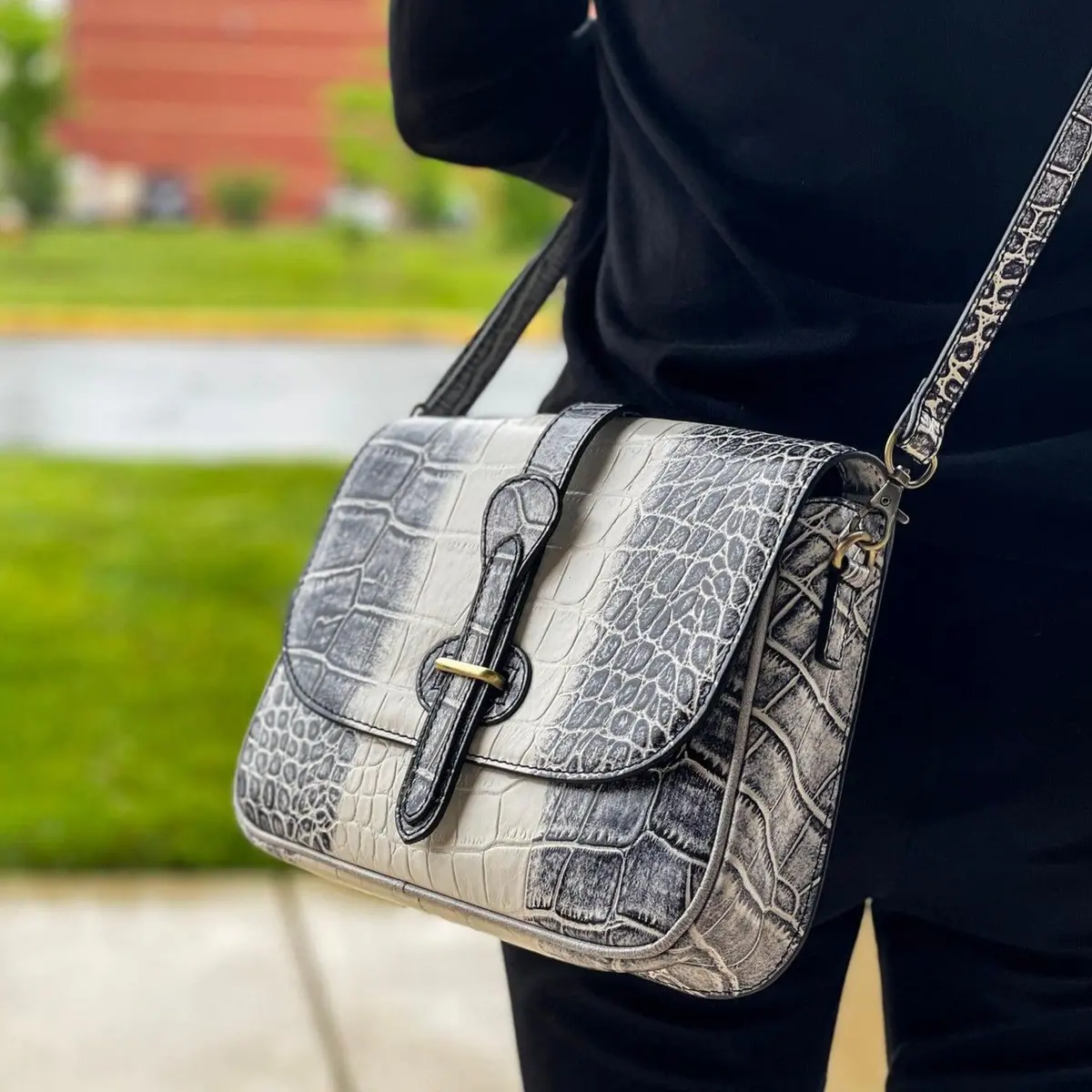 S&W Croc Concealed-Carry Crossbody 1