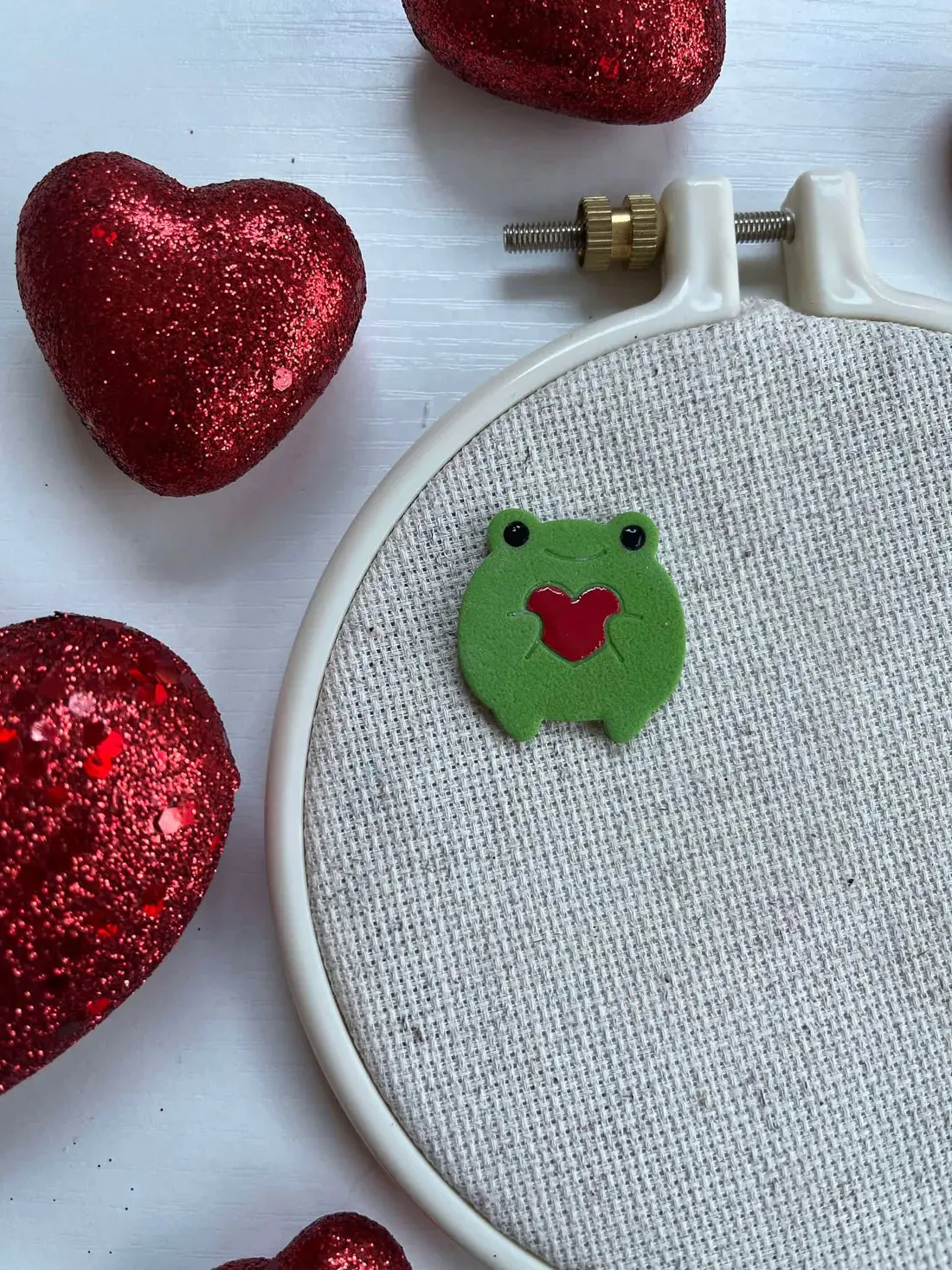 Frog With Heart Needle Minder 1