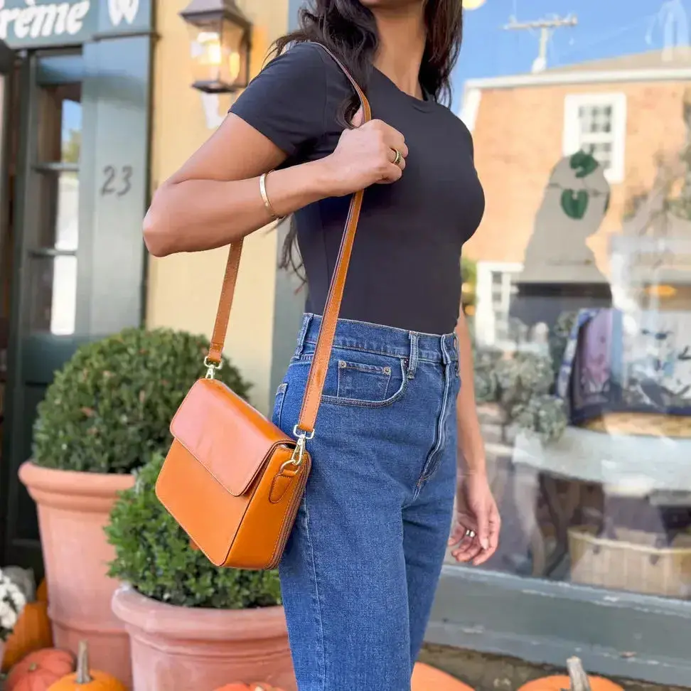 S&W Essential Concealed-Carry Crossbody 1