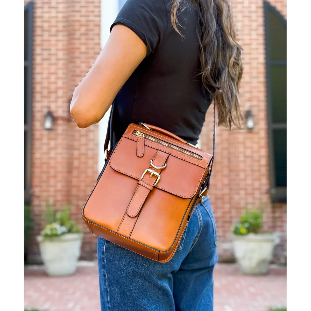 S&W Vault Crossbody 1