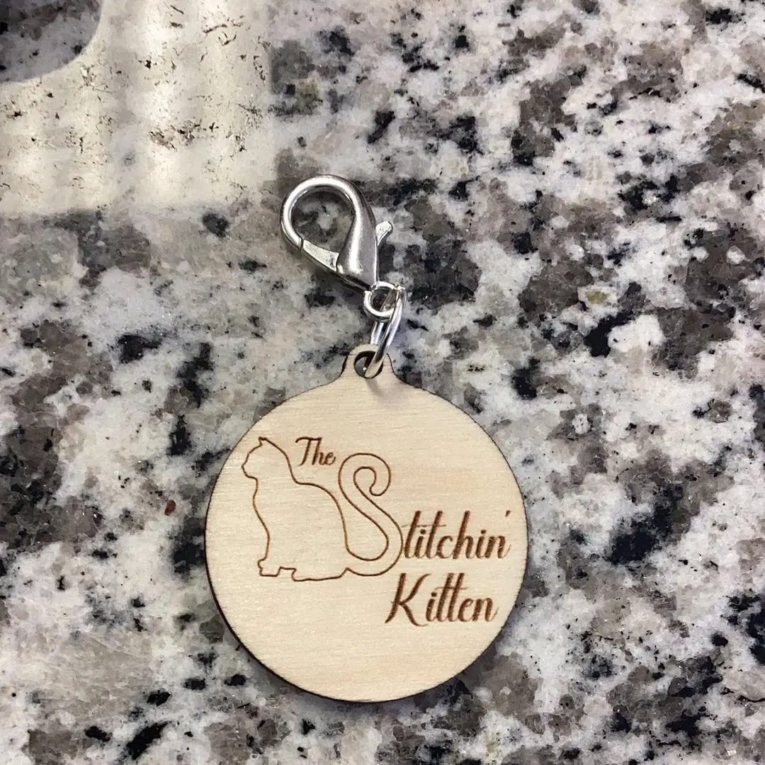 The Stitchin’ Kitten Zipper Pull Tag 1